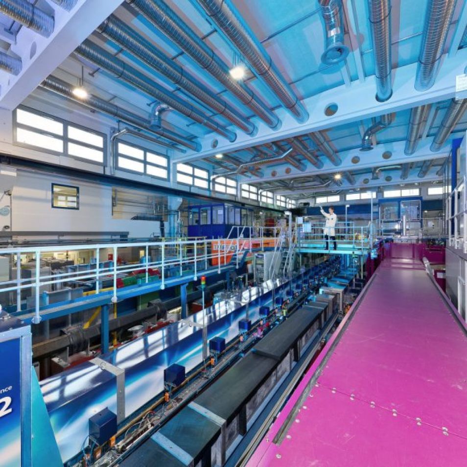 An interactive 360° view of neutron source Heinz Maier-Leibnitz and its three halls: reactor hall, neutron guide hall west and experimental hall. Click on the picture opens the panorama.