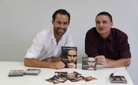 2013 Rudi-Vesely-mit-Sven-Hannawald-links-bei-Hoerbuchvorstellung Copyright-Abod-Verlag