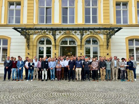 Gruppenbild der MLZ Konferenz 2025 vor dem Schloss Fürstenried
