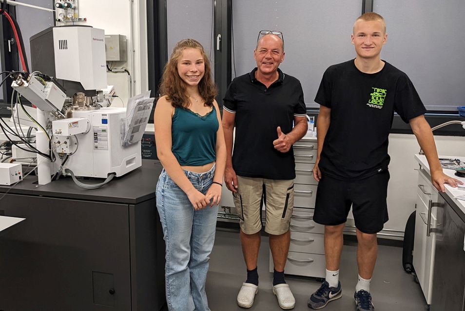 Marlene Piochacz and Andriy Senyshyn with their supervisor Armin Kriele at the Lab. © FRM II / TUM