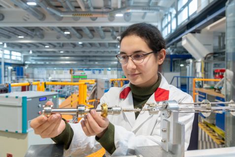 Neslihan Aslan at the time-of-flight spectrometer TOFTOF