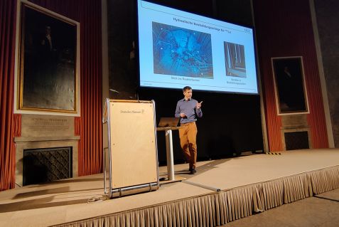 Tobias Chemnitz in the Hall of Honor of the Deutsches Museum 