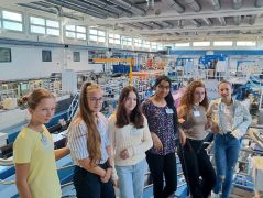 TUM-Entdeckerinnen in der Neutronenleiterhalle 4x3