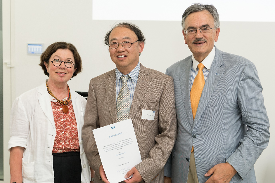 Xiaosong Li erhält Silberne Ehrennadel der TUM / MLZ