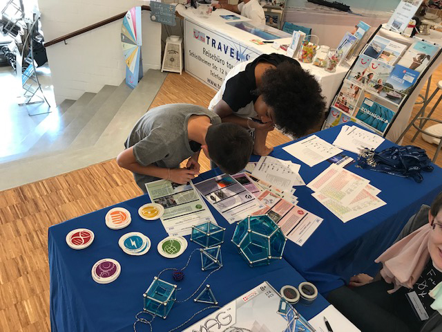 Paranüsse und Luftballons im Garchinger Bürgerhaus