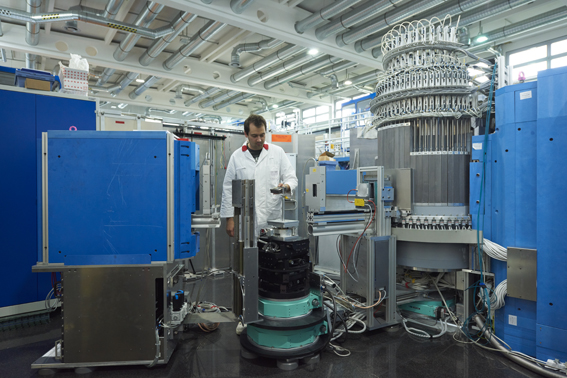 Three-axis spectrometer KOMPASS sees first neutrons