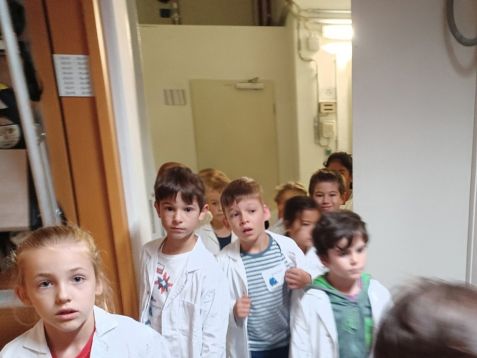 Kinder am Maustag kommen in die Schaltwarte