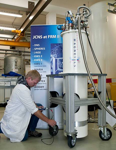 Neuer Kryomagnet für Experimente an JCNS-Instrumenten