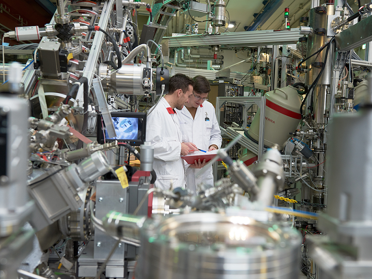 Kristalldefekt mit Potenzial: Positronen analysieren Batteriematerialien