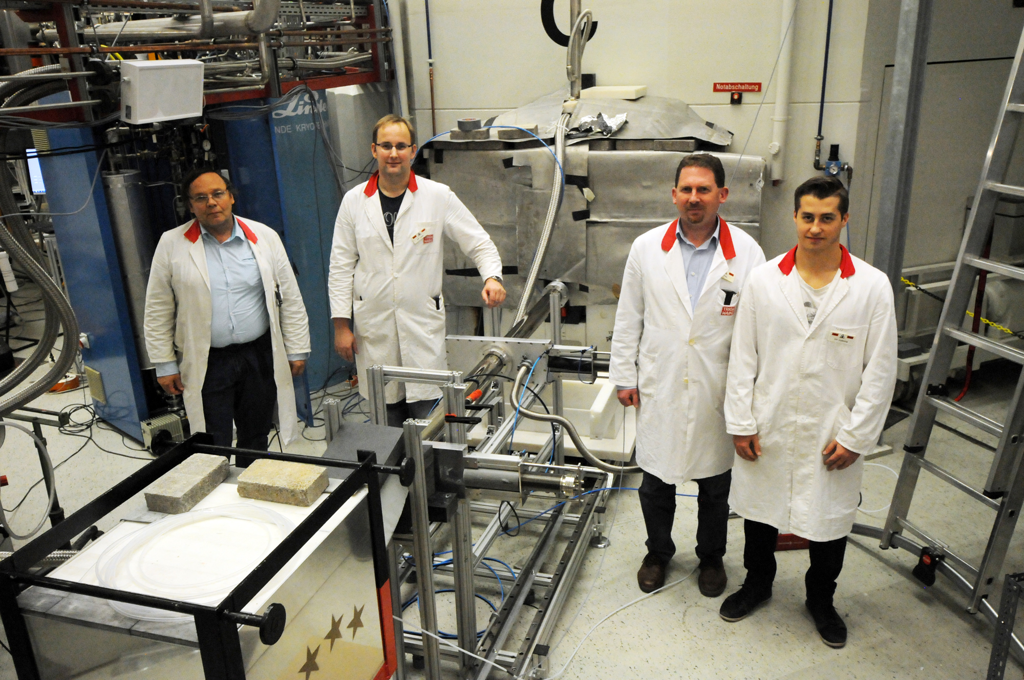 TUM und JGU nehmen neue Quelle für ultrakalte Neutronen in Betrieb